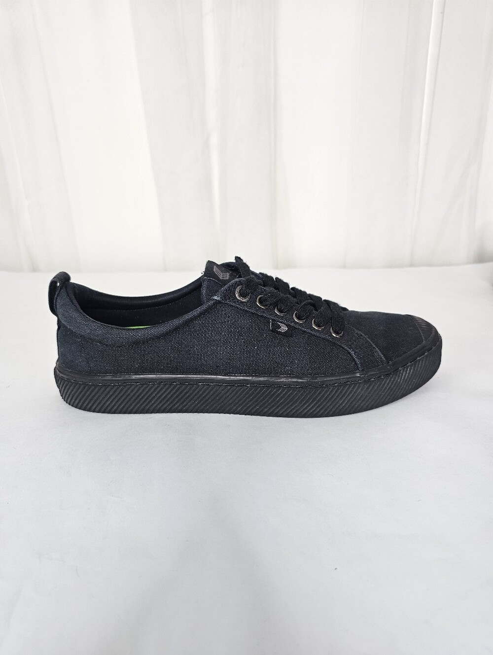 Cariuma OCA Low All Black Canvas Sneaker Mens 8.5 / Womens 10